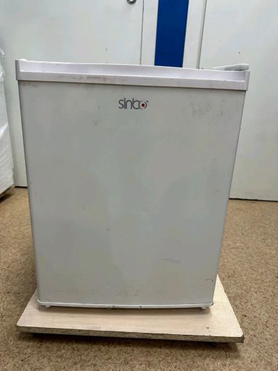 Лот: 20558239. Фото: 1. Холодильник Sinbo SR-55 (w). Холодильники, морозильные камеры
