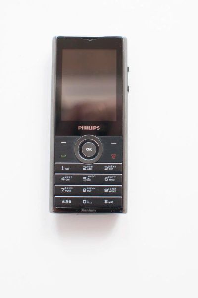 Лот: 7668287. Фото: 1. Сотовый телефон Philips Xenium... Кнопочные мобильные телефоны