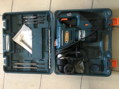 Лот: 12230583. Фото: 1. Перфоратор Bort BHD-1050 в кейсе. Электроинструмент