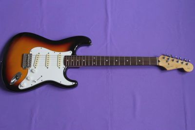 Лот: 4093585. Фото: 1. Squier by Fender SST-33R Silver... Гитары