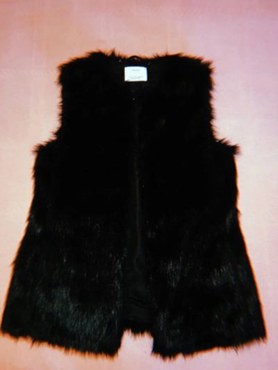 Лот: 13889801. Фото: 1. Меховая жилетка «Bershka”. Верхняя одежда