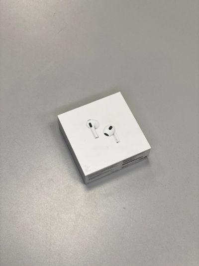 Лот: 18242529. Фото: 1. Беспроводные наушники Apple AirPods... Наушники, гарнитуры