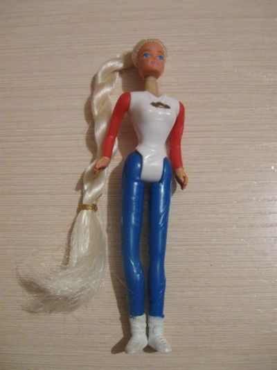 Лот: 18615288. Фото: 1. Кукла спортсменка. 90-е гг. Куклы