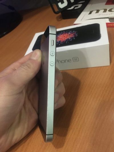 Лот: 15596202. Фото: 1. iphone se. Смартфоны