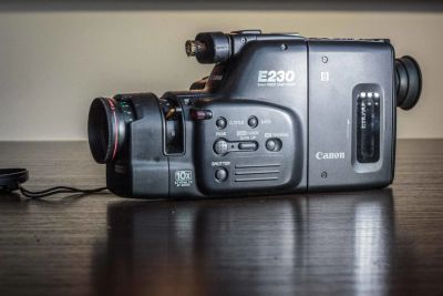 Лот: 5005621. Фото: 1. Кассетная видеокамера Canon E230. Видеокамеры