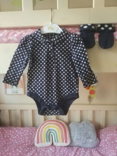Лот: 15889701. Фото: 1. Комплект боди и носочки BabyGap... Костюмы, пиджаки, комбинезоны