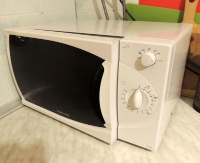Лот: 4970815. Фото: 1. Микроволновка Samsung M1714R. Микроволновки, мини-печи