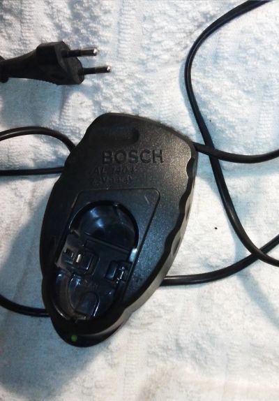 Лот: 24664999. Фото: 1. Зарядное устройство BOSCH AL1404. Зарядные устройства, блоки питания для бытовой техники