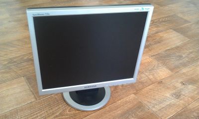 Лот: 3696744. Фото: 1. Samsung SyncMaster 710N. ЭЛТ-мониторы