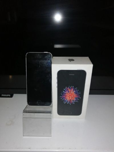 Лот: 14792174. Фото: 1. Iphone se 32Gb (2008-03). Смартфоны