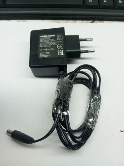 Лот: 21544166. Фото: 1. Зарядное устройство Redmond RV-R270... Зарядные устройства, блоки питания для бытовой техники