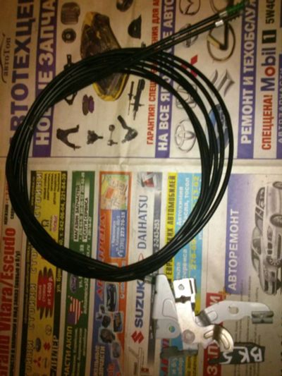 Лот: 10729983. Фото: 1. Трос багажника Mazda Axela BK5... Кузов