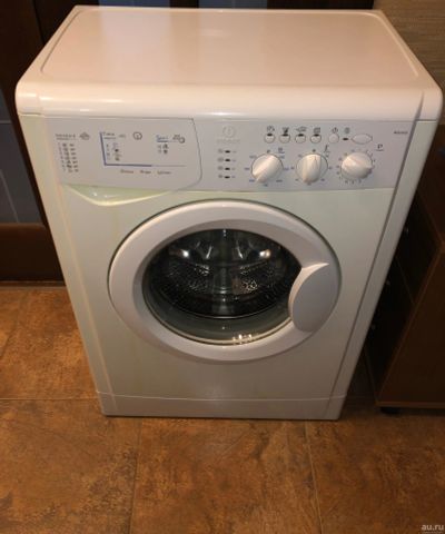 Лот: 13916111. Фото: 1. Стиральная машина Indesit wisl105X. Стиральные машины