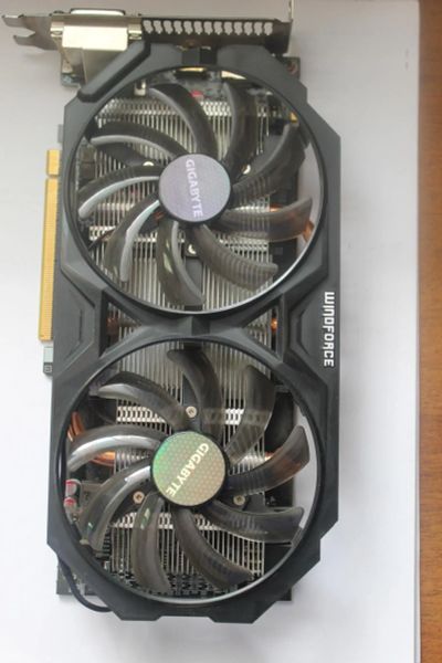 Лот: 7270800. Фото: 1. Gigabyte Radeon R9 270 отличное... Видеокарты
