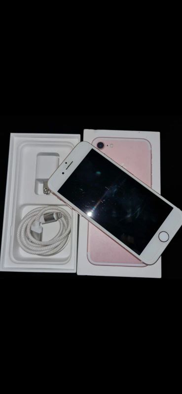 Лот: 16802162. Фото: 1. Продам iPhone 7 32 гига. Чехлы, бамперы