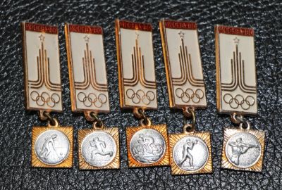 Лот: 4058031. Фото: 1. Серия значков Олимпийские игры... Сувенирные