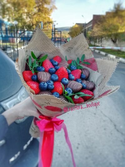 Лот: 13402927. Фото: 1. Букет из клубники "Моника XS... Другое (цветы, букеты)