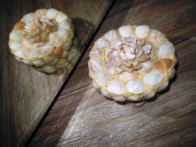 Лот: 8075216. Фото: 1. Шкатулка из ракушек, ручная работа. Шкатулки