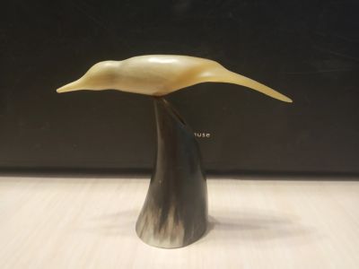 Лот: 19665645. Фото: 1. Птица, сувенир из рога. Фигурки, статуэтки