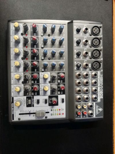Лот: 20617551. Фото: 1. Микшерный пульт Behringer Xenyx... Микшеры, предусилители, микрофонные эффекты