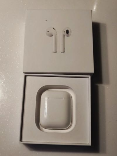 Лот: 25793517. Фото: 1. Airpods 1 неисправен левый наушник. Наушники, гарнитуры