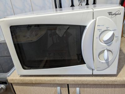Лот: 20557414. Фото: 1. Микроволновая печь Whirlpool. Микроволновки, мини-печи