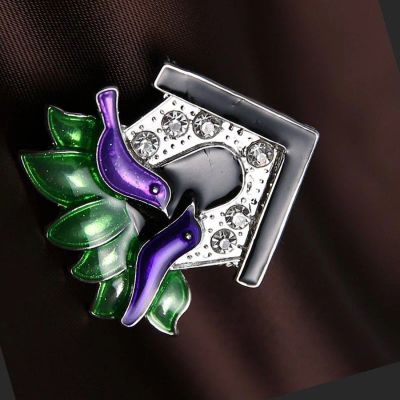 Лот: 7493877. Фото: 1. Брошь.Домик.Эмаль. Камни. Броши