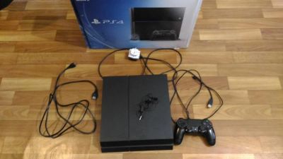 Лот: 9269571. Фото: 1. PS4 + игры NFS, UFC, DOOM, Zombi... Игровые приставки, консоли
