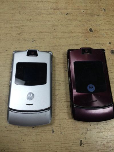 Лот: 9715388. Фото: 1. 2 телефона нерабочих Motorola... Кнопочные мобильные телефоны