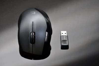 Лот: 3235981. Фото: 1. Беспроводная лазерная мышь Logitech... Клавиатуры и мыши