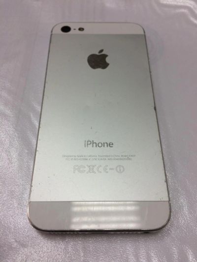 Лот: 8253304. Фото: 1. Iphone 5 64 gb Б/У + наушники... Смартфоны