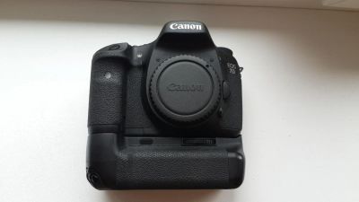 Лот: 4031232. Фото: 1. Canon 7d Body с Батарейным блоком... Цифровые зеркальные