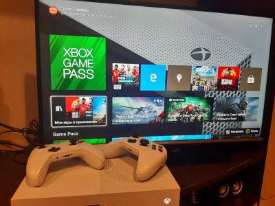 Лот: 17083616. Фото: 1. Xbox one S 1tb. Игры для консолей