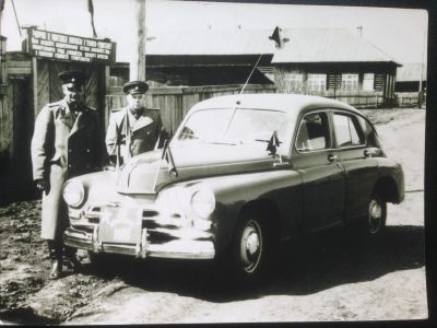 Лот: 11810511. Фото: 1. Офицеры и автомобиль - фото 1950-е... Фотографии