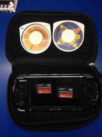 Лот: 2749753. Фото: 1. PSP 3008 + чехол + 2 игры + флешка... Игровые приставки, консоли