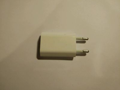 Лот: 7368117. Фото: 1. Адаптер питания Apple USB мощностью... Зарядные устройства, блоки питания, адаптеры сетевые для смартфонов