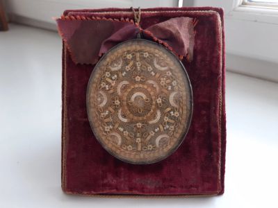 Лот: 17235862. Фото: 1. антикварный мощевик ( с мощами... Иконы