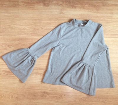 Лот: 12661356. Фото: 1. Кофточка с декоративнфым рукавом. Блузы, рубашки, водолазки