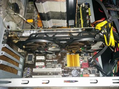 Лот: 11181190. Фото: 1. Видеокарта Gigabyte Radeon R9... Видеокарты