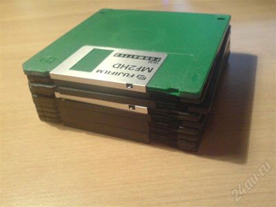 Лот: 540485. Фото: 1. Дискетки 3.5 обыкновенные 1 зелёная... Другое (компьютеры, оргтехника, канцтовары)