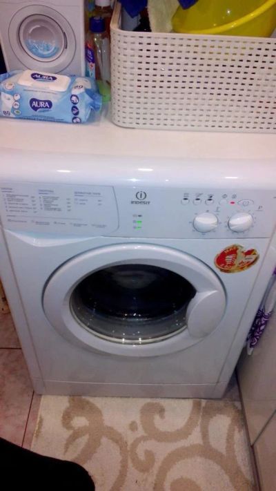 Лот: 11112053. Фото: 1. Стиральная машина Indesit WISN82. Стиральные машины