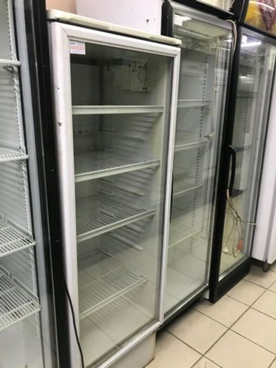 Лот: 16410119. Фото: 1. Холодильный шкаф-витрина Бирюса... Холодильное