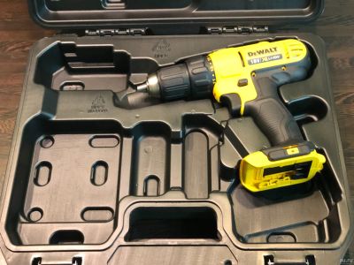 Лот: 13205499. Фото: 1. Шуруповёрт DeWALT DCD771. Электроинструмент