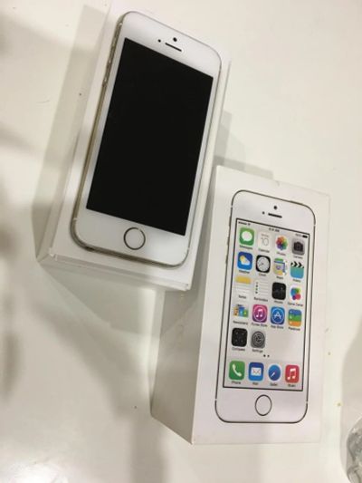 Лот: 8252190. Фото: 1. iPhone 5s gold. Смартфоны