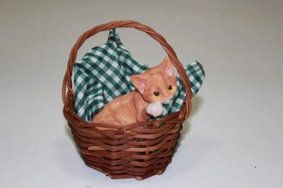 Лот: 10549533. Фото: 1. Фигурка "Кот в корзине" полистоун... Фигурки, статуэтки