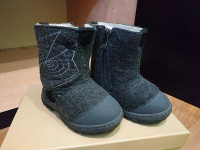 Лот: 12118608. Фото: 1. Детские зимние сапожки, почти... Валенки, угги, унты