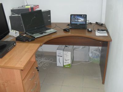 Лот: 10871121. Фото: 1. Стол офисный угловой (цвет орех... Компьютерные и письменные столы