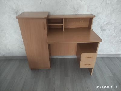 Лот: 25704403. Фото: 1. Письменный стол школьника. Компьютерные и письменные столы