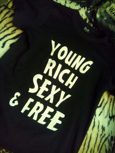 Лот: 5538504. Фото: 1. Футболка YOUNG RICH SEXY. Футболки, топы и майки