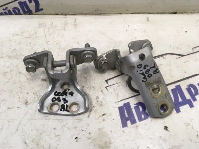 Лот: 21712787. Фото: 1. кронштейн двери Mitsubishi Lancer... Двигатель и элементы двигателя